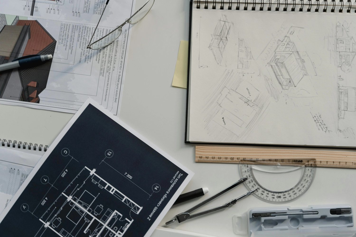 IPB Zimmermann – Ingenieur- und Planungsbüro – Architektur- und Ingenieurzeichnungen und Skizzen auf dem Schreibtisch